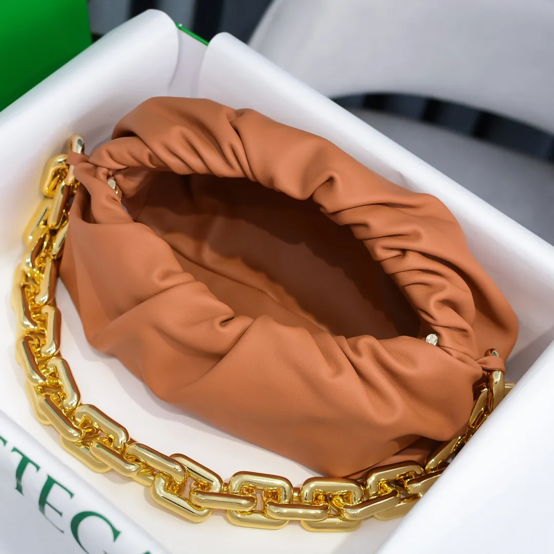 2020 new products will continue to upgrade the cloud bag to the вoттega veneтa chain cloud bag. It is still developed with imported original leather as standard. This hardware chain needs to be light on the upper body and can only be made of all-steel material. It is made of hollowed metal. You don’t have to worry about its weight. Major celebrity fashion bloggers have used it to attend fashion shows. Who can resist the charm of this large gold chain [smile] Style number: 6708# Size: 30*16*12